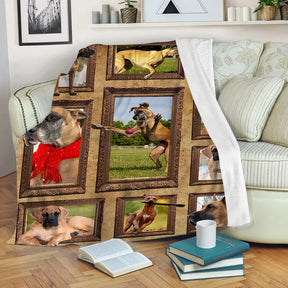 Couverture Dogue Allemand polaire avec mosaïque de portraits Grand Danois fauve à écharpe rouge sur canapé