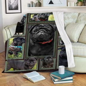 Couverture Pug Carlin noir polaire avec mosaïque de portraits carlin face plissée yeux ronds sur canapé