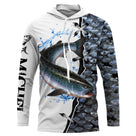T-shirt anti UV à capuche pêche saumon argenté en bond, peau bleu marine sur le flanc droit, prénom brodé sur la manche
