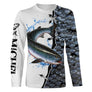 T-shirt manches longues pêche saumon, silhouette salmonidé en action et écailles bleu marine, prénom brodé manche