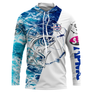 Maillot pêche anti-UV bleu mer blanc avec thon en bond et lettrage APMC, slogan J'peux pas j'ai pêche personnalisé