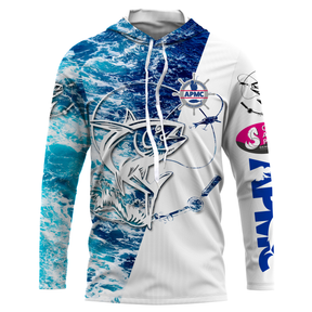 Maillot pêche anti-UV bleu mer blanc avec thon en bond et lettrage APMC, slogan J'peux pas j'ai pêche personnalisé