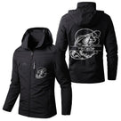 Veste imperméable coupe-vent pêche noire avec capuche, illustration bar argenté et écusson pêcheur, prénom personnalisé