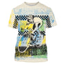 T-shirt cyclisme vintage 90s all-over unisexe avec cycliste sur vélo, motif damier et taches colorées style années 90