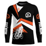 Maillot cyclisme orange et noir all-over homme avec cyclistes en course et écusson, prénom personnalisé