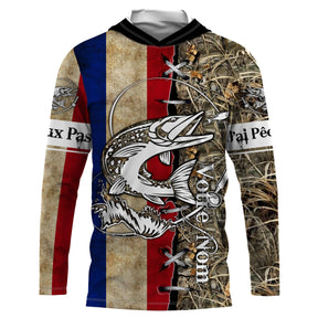 Sweat UV à capuche pêche brochet drapeau France bleu blanc rouge camouflage roseau prénom personnalisé, vue de face