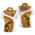 Polo golf homme marron terre silhouette golfeur swing contre-jour grand soleil or stylisé insert balle de golf