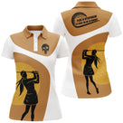 Polo golf femme marron terre silhouette golfeur swing soleil or coupe cintrée tissu respirant léger