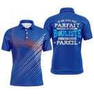 Polo pétanque bleu humour avec lettrage Je ne suis pas parfait mais je suis bouliste et lignes graphiques rouges