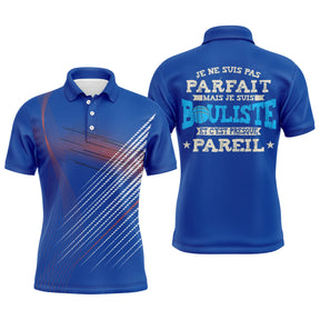 Polo pétanque bleu humour avec lettrage Je ne suis pas parfait mais je suis bouliste et lignes graphiques rouges