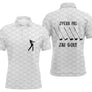 Polo golf blanc homme avec effet balle de golf, slogan J'peux pas j'ai golf et clubs alignés