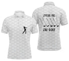 Polo golf blanc homme avec effet balle de golf, slogan J'peux pas j'ai golf et clubs alignés