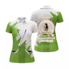 Polo golf femme blanc éclats vert prairie clubs croisés médaillon golfeur slogan meilleurs golfeurs coupe cintrée