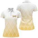 Polo golf femme blanc dégradé argyle jaune moutarde chopes bière graphiques poitrine coupe cintrée tissu respirant
