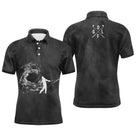 Polo golf homme noir tourbillon fumée blanche silhouette golfeur swing tire balle inscription GOLF verticale