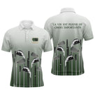 Polo golf homme dégradé blanc vert sapin clubs alignés badge golf coupe ajustée vue avant