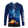 T-shirt unisexe manches longues all-over aventure nocturne ciel étoilé et tente orange, prénom personnalisé