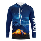 T-shirt unisexe manches longues all-over aventure nocturne ciel étoilé et tente orange, prénom personnalisé