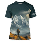T-shirt unisexe all-over avec randonneur alpin sur sentier de montagne enneigée, prénom personnalisé