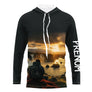 T-shirt randonnée noir all-over unisexe avec contemplation cascade et coucher de soleil, prénom personnalisé
