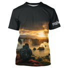 T-shirt randonnée noir all-over unisexe avec contemplation cascade et coucher de soleil, prénom personnalisé