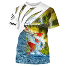 T-shirt pêche perche vert eau bleu avec illustration réaliste de perche en plein saut, lettrage Venom et prénom imprimé