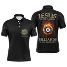 Polo billard noir or avec boule 8 en flammes et slogan Jesus is my savior Billiards is my therapy, prénom personnalisé