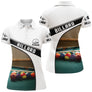 Polo billard blanc femme avec billes multicolores sur table de billard verte, écusson BILLARD, prénom personnalisé