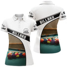 Polo billard blanc femme avec billes multicolores sur table de billard verte, écusson BILLARD, prénom personnalisé