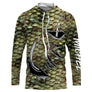 Tee-shirt pêche bar écailles vert-bronze all-over avec hameçons noirs proéminents et prénom personnalisé