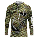 Tee-shirt pêche bar écailles vert-bronze all-over avec hameçons noirs proéminents et prénom personnalisé