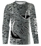 T-shirt manches longues pêche saumon, imprimé peau argentée et hameçons sur le flanc, prénom brodé manche