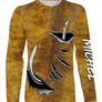 T-shirt manches longues pêche silure, imprimé peau ocre brun et hameçons sur le flanc, prénom brodé manche
