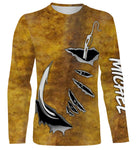 T-shirt manches longues pêche silure, imprimé peau ocre brun et hameçons sur le flanc, prénom brodé manche