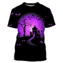 T-shirt Halloween all-over avec maison hantée silhouette devant arbre torturé halo violet et yeux de chat répétés sur fond