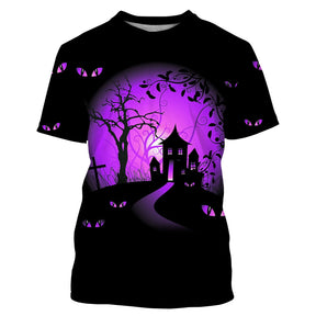 T-shirt Halloween all-over avec maison hantée silhouette devant arbre torturé halo violet et yeux de chat répétés sur fond
