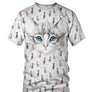 T-shirt all-over unisexe avec chat blanc tigré mignon en gros plan et motif chats répétés en arrière-plan