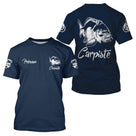 T-shirt pêche carpe bleu marine carpiste devant carpe stylisée prénom manche pêcheur personnalisé