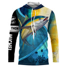 T-shirt anti UV à capuche pêche thon fond marin, thon jaune au-dessus de coraux et récifs sur fond bleu profond, prénom brodé