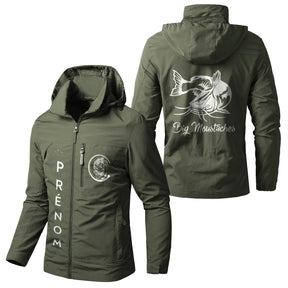 Veste imperméable coupe-vent pêche noire avec capuche, illustration silure et inscription Big Moustaches, prénom personnalisé