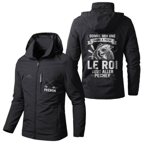Veste imperméable pêche vert militaire à capuche, slogan Donne-moi une canne, le Roi veut aller pêcher, prénom personnalisé