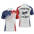 Polo de golf tricolore bleu marine rouge et blanc avec slogan J peux pas j ai golf au dos et texture balle de golf alvéolée