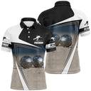 Polo pétanque noir et blanc homme avec bouliste et boules métalliques sur sable, prénom et logo torse personnalisés