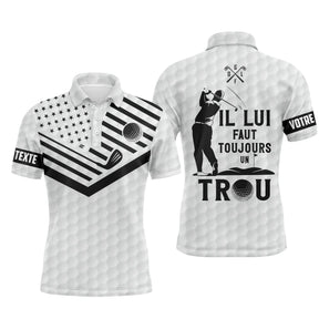 Polo golf homme noir et blanc texture balle de golf drapeau stencil golfeur silhouette slogan Il Lui Faut Toujours Un Trou