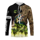 Tenue de pêche bar personnalisée hoodie camouflage roseaux orange vert avec bar en attaque et lettrage Be The Bait