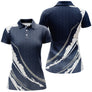 Polo sport femme bleu marine bande blanche grunge diagonale éclats balle de golf coupe cintrée tissu respirant
