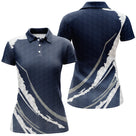 Polo sport femme bleu marine bande blanche grunge diagonale éclats balle de golf coupe cintrée tissu respirant