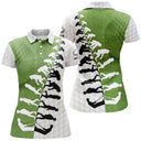 Polo golf femme bicolore blanc vert prairie frise évolution silhouettes golfeurs coupe cintrée tissu respirant