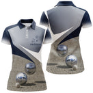 Polo pétanque noir gris bleu femme avec boules sur terrain et écusson, prénom personnalisé