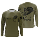 Hoodie pêche brochet all-over fond kaki olive militaire motif brochet silhouette noire prénom personnalisé